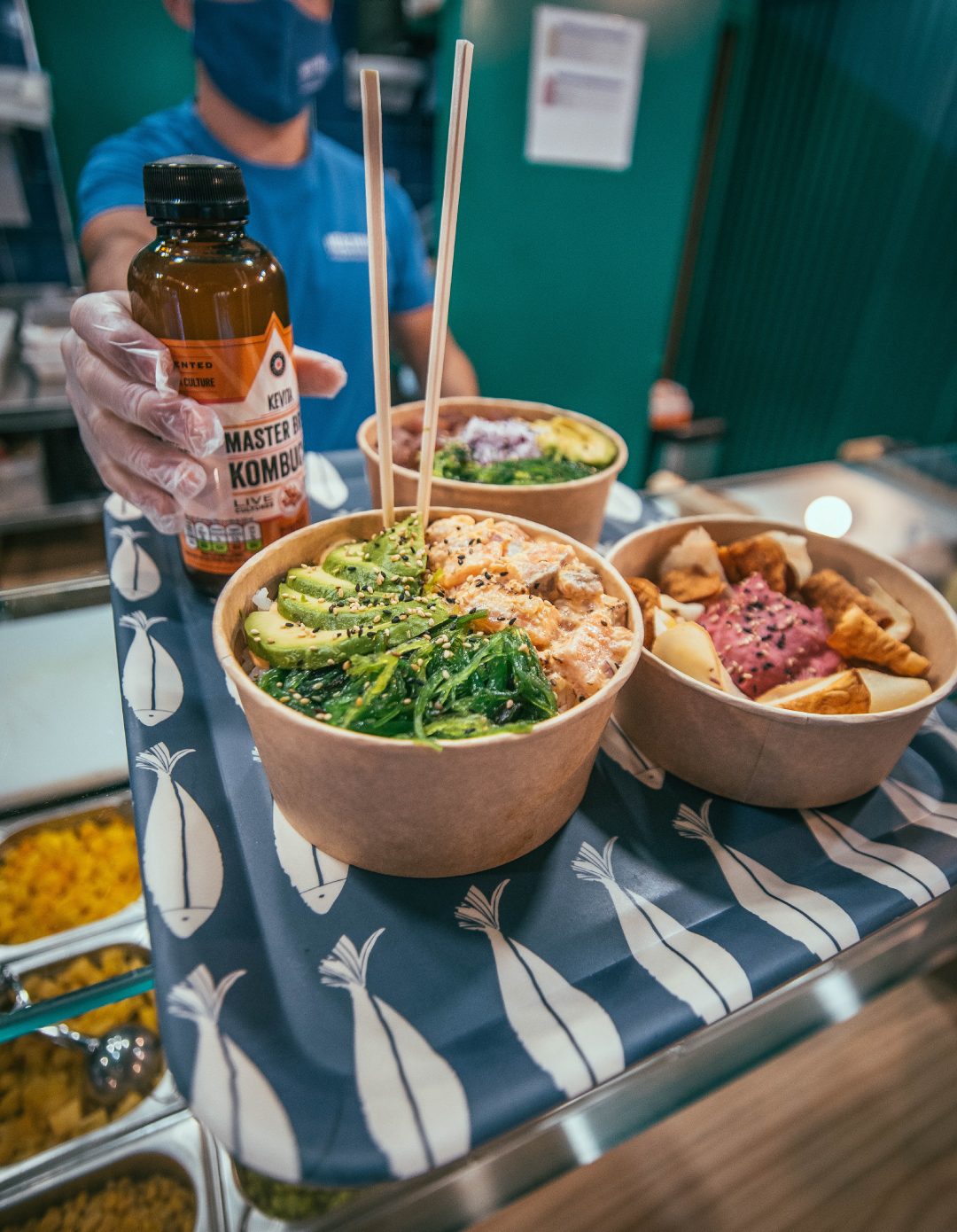 bowl healthy con rúcula, aguacate y arroz sushi
