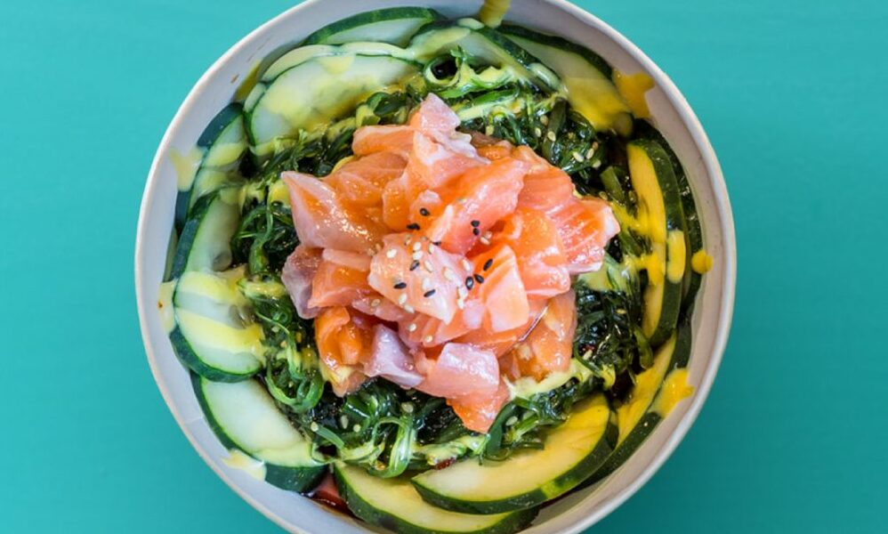 ingredientes frescos para preparar poke de salmón