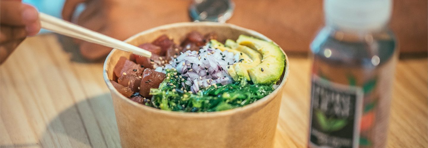 comida healthy con rúcula en Healthy Poke
