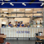 Interior del restaurante Healthy Poke en Alcalá de Henares