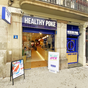 Fachada del restaurante Healthy Poke en Ronda Universitat, Barcelona