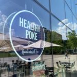 Logotipo de Healthy Poke en la ventana del restaurante en Peñagrande