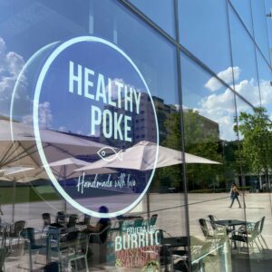 Healthy Poke Restaurante Peñagrande Logotipo de Healthy Poke en la ventana del restaurante en Peñagrande