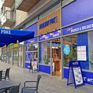Fachada del restaurante Healthy Poke en Carrer de La Llacuna, Barcelona