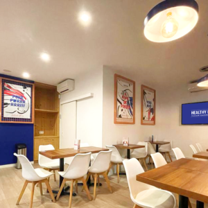 Interior del restaurante Healthy Poke en Carrer de Sabino Arana