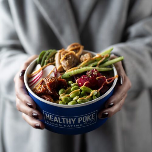Poke bowl vegano con ingredientes frescos