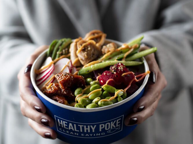 Poke bowl vegano con ingredientes frescos