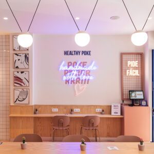 Interior del restaurante Healthy Poke en Calle del General Pardiñas