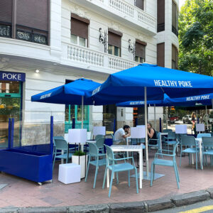 Terraza exterior del restaurante Healthy Poke en Valencia Centro