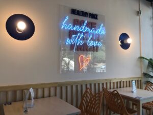 Interior del restaurante Healthy Poke en Córdoba