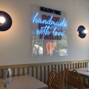 Interior del restaurante Healthy Poke en Córdoba