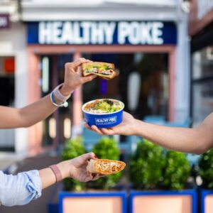 Comida de Healthy Poke en la entrada del restaurante en Alicante
