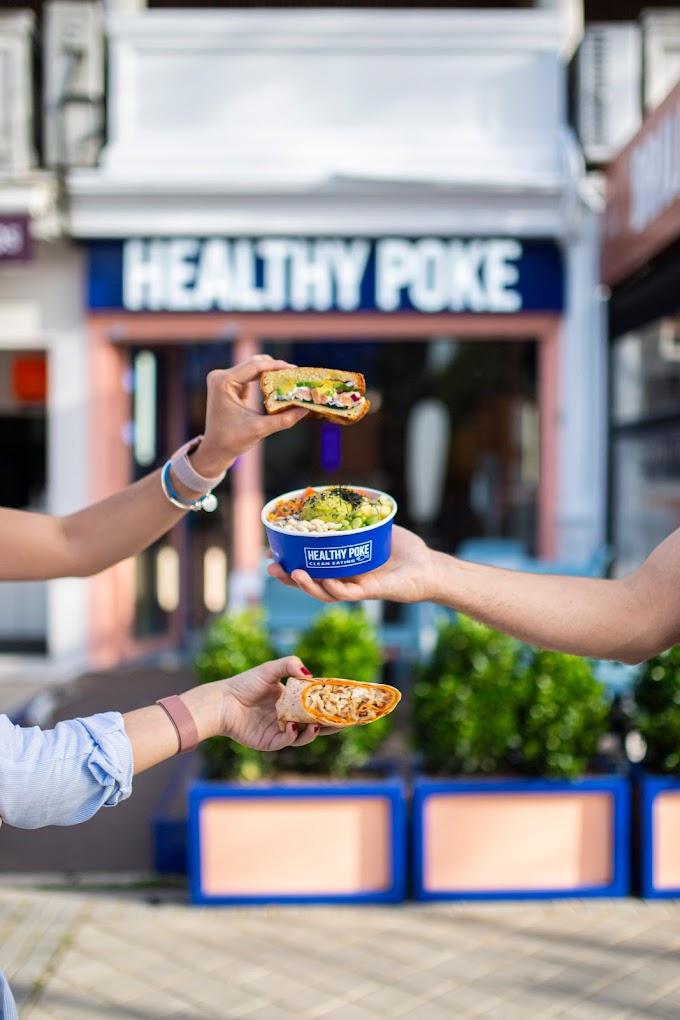 Comida de Healthy Poke en la entrada del restaurante en Alicante