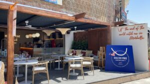 Terraza del restaurante Healthy Poke en Marbella