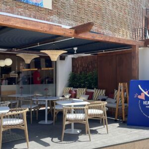 Terraza del restaurante Healthy Poke en Marbella