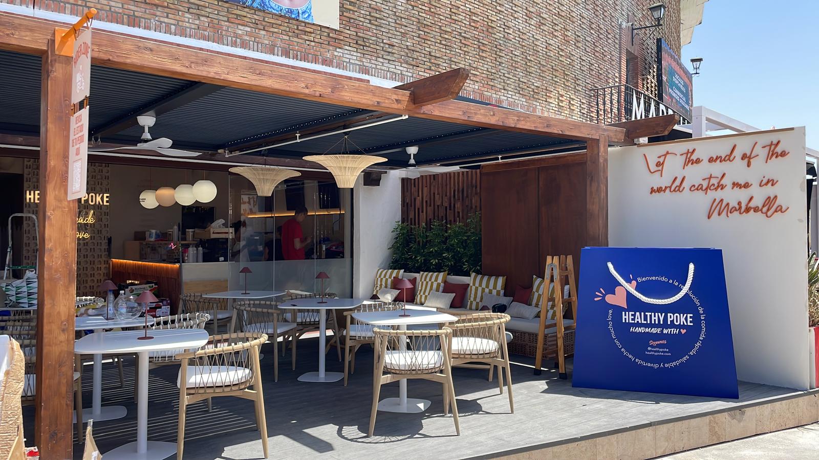 Terraza del restaurante Healthy Poke en Marbella