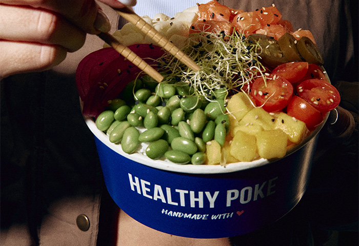 Poke bowl con variedad de ingredientes saludables